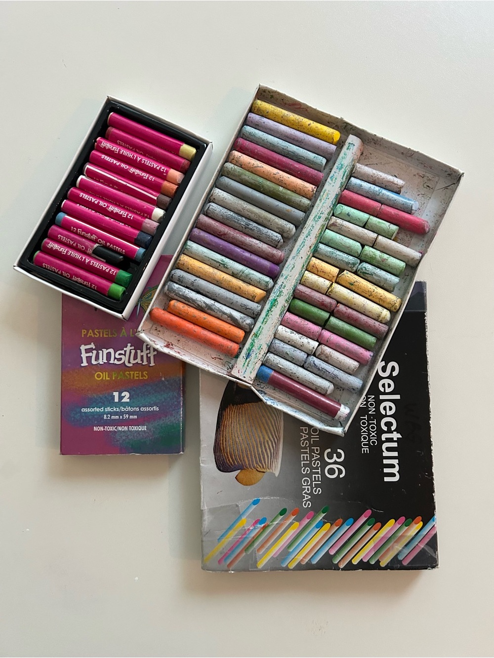 3/25$ SELECTUM & FUNSTUFF Assorted Oil Pastels Set - Multicolor